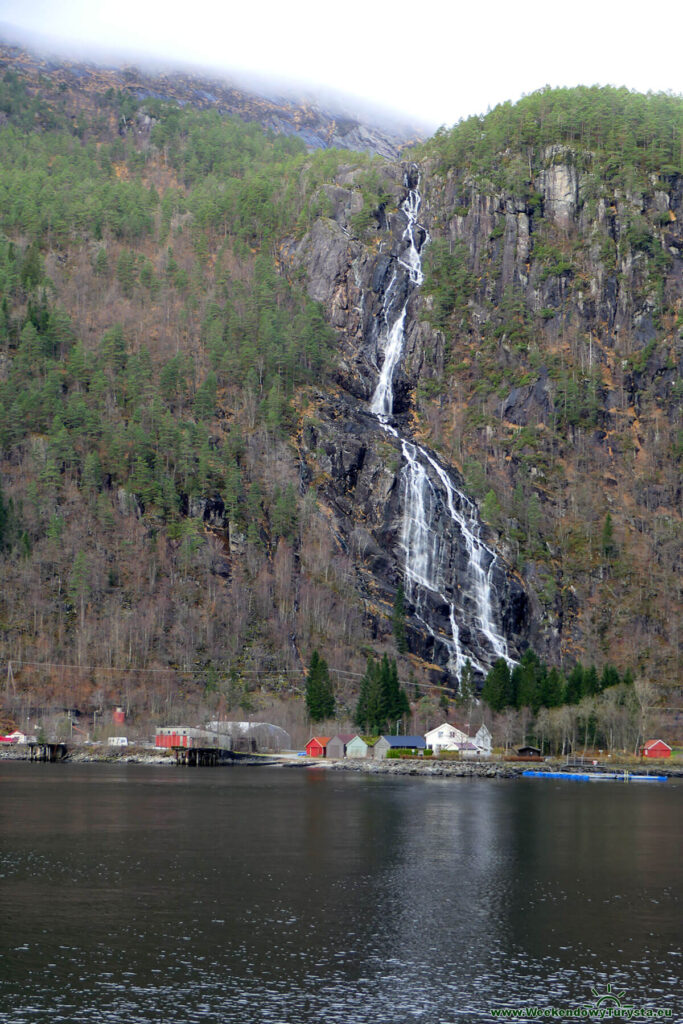 majestatyczny wodospad Kvernhusfossen