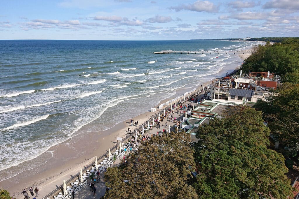 Plaża i molo w Kołobrzegu - widok z latarni morskiej - Polskie morze