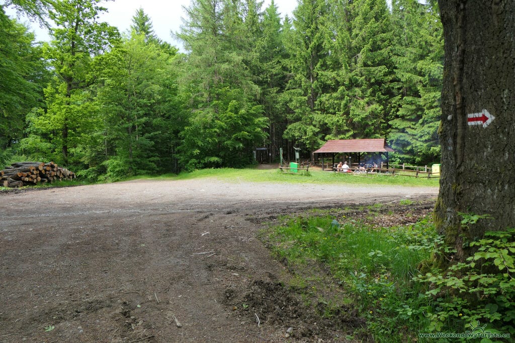 Przełęcz pod Trzeboniem - wiata tursytyczna