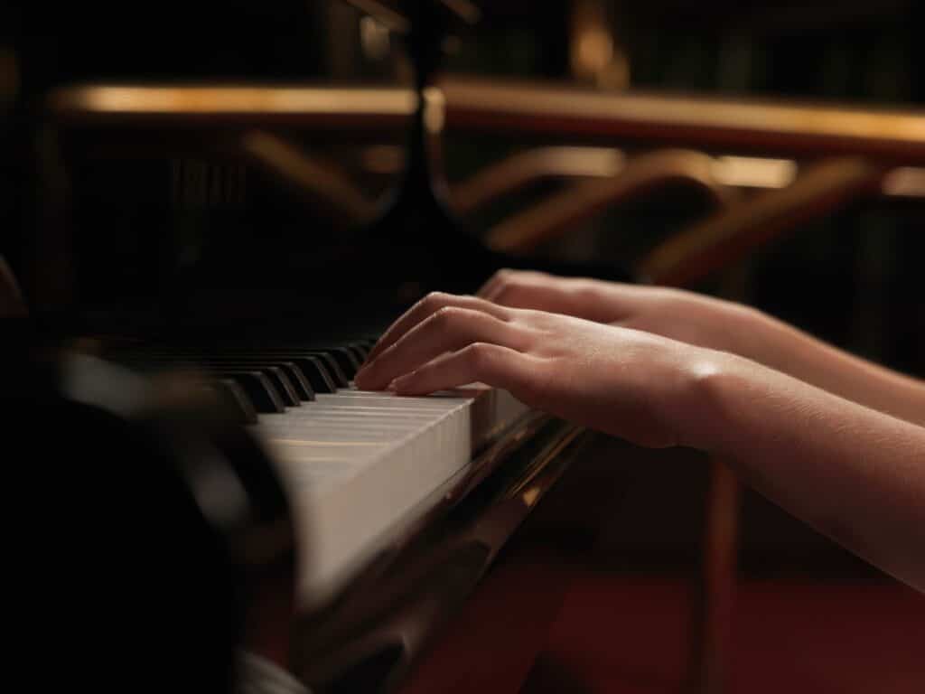 Muzyka Chopina grana przez kobietę